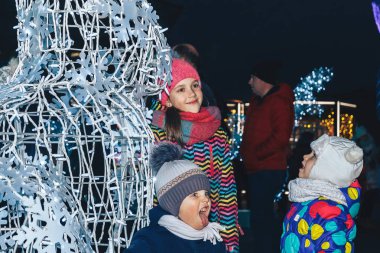 30 Aralık 2018 - Minsk, Beyaz Rusya: kasaba meydanında yeni yıl kutlamaları. küçük kız ve iki erkek parlayan rakamlar ayakta