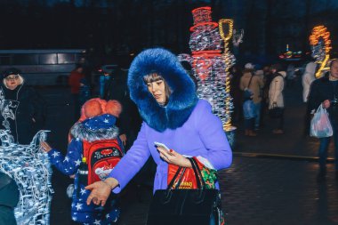 30 Aralık 2018 - Minsk, Beyaz Rusya: kasaba meydanında yeni yıl kutlamaları. İnsanlar arasında parlayan rakamlar