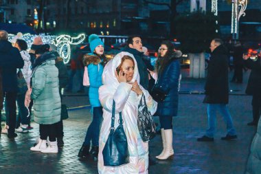 30 Aralık 2018 - Minsk, Beyaz Rusya: kasaba meydanında yeni yıl kutlamaları. İnsanlar arasında parlayan rakamlar