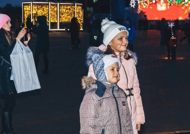 30 Aralık 2018 - Minsk, Beyaz Rusya: kasaba meydanında yeni yıl kutlamaları. erkek ve kız ayakta akşam meydanında