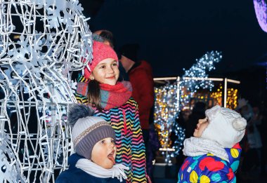 30 Aralık 2018 - Minsk, Beyaz Rusya: kasaba meydanında yeni yıl kutlamaları. küçük kız ve iki erkek parlayan rakamlar ayakta.