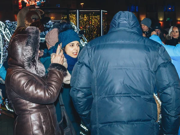30 Aralık 2018 - Minsk, Beyaz Rusya: kasaba meydanında yeni yıl kutlamaları. İnsanlar arasında parlayan rakamlar