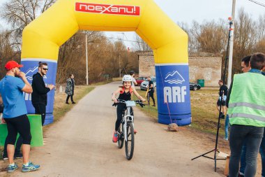 15 Nisan 2018, Krevo, Belarus.Beetle iz Krevo A kız biniyor