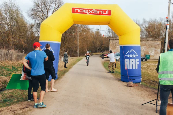 April 15, 2018, Krevo, Belarus.Beetle Trail Krevo Una chica está montando — Foto de Stock