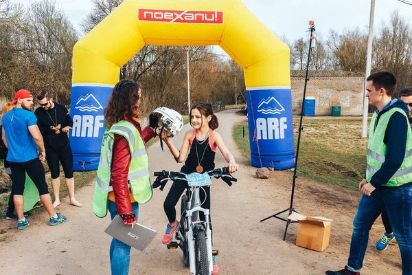 April 15, 2018, Krevo, Belarus.Beetle Trail Krevo Una chica está montando — Foto de Stock