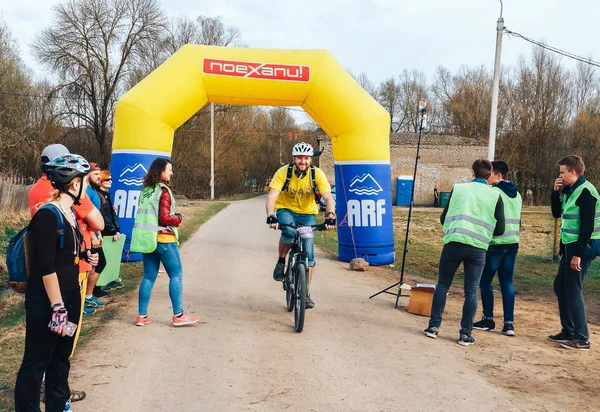 April 15, 2018, Krevo, Belarus.Beetle Trail Krevo Una chica está montando — Foto de Stock