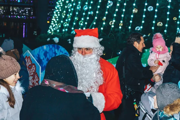 29 de dezembro de 2018 Minsk Belarus Street festividades na cidade da noite — Fotografia de Stock