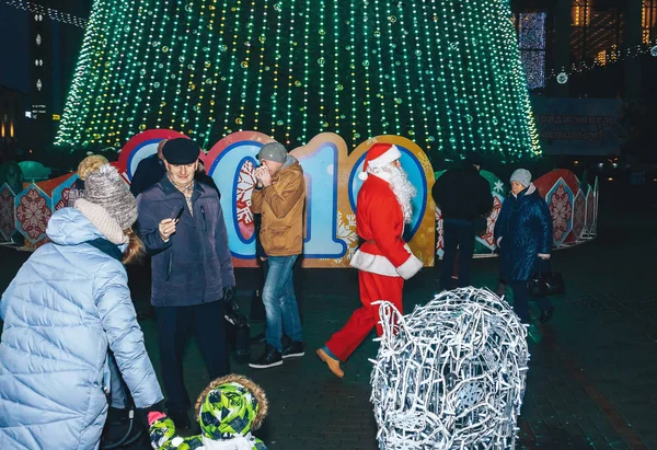 29 de dezembro de 2018 Minsk Belarus Street festividades na cidade da noite — Fotografia de Stock