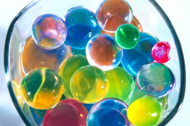 Çok renkli silikon topları yalan bir cam