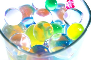 Çok renkli silikon topları yalan bir cam
