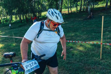 26-27 Mayıs 2018 Naliboki, Belarus Belarus amatör maratonu Naliboki Bir adam bisiklet sürüyor