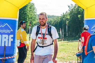 26-27 Mayıs 2018 Naliboki, Belarus Belarus amatör maratonu Naliboki Bir adam bisiklet sürüyor