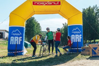 26-27 Mayıs 2018 Naliboki, Belarus Belarus amatör maratonu Naliboki Bir adam bisiklet sürüyor