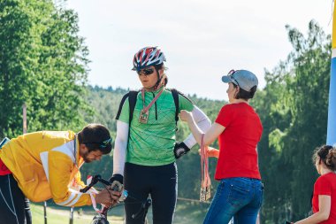 26-27 Mayıs 2018 Naliboki, Belarus Belarus amatör maratonu Naliboki Bir adam bisiklet sürüyor