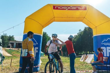 26-27 Mayıs 2018 Naliboki, Belarus Belarus amatör maratonu Naliboki Bir adam bisiklet sürüyor