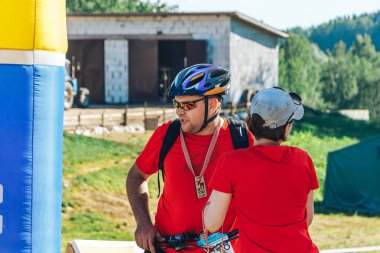 26-27 Mayıs 2018 Naliboki, Belarus Belarus amatör maratonu Naliboki Bir adam bisiklet sürüyor