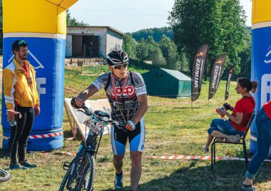 26-27 Mayıs 2018 Naliboki, Belarus Belarus amatör maratonu Naliboki Bir adam bisiklet sürüyor
