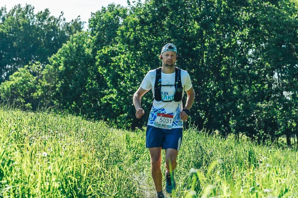 May 26-27, 2018 Naliboki,Belarus All-Belarusian amateur marathon Naliboki A man is riding a bicycle on the road — Stock Photo, Image