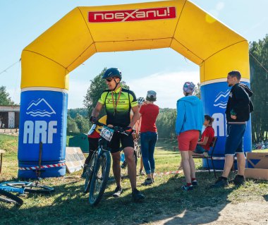 26-27 Mayıs 2018 Naliboki, Belarus Belarus amatör maratonu Naliboki Bir adam bisiklet sürüyor