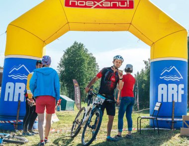 26-27 Mayıs 2018 Naliboki, Belarus Belarus amatör maratonu Naliboki Bir adam bisiklet sürüyor