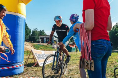 26-27 Mayıs 2018 Naliboki, Belarus Belarus amatör maratonu Naliboki Bir adam bisiklet sürüyor