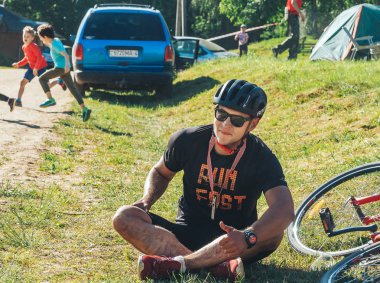 26-27 Mayıs 2018 Naliboki, Belarus Belarus amatör maratonu Naliboki Bir adam bisiklet sürüyor