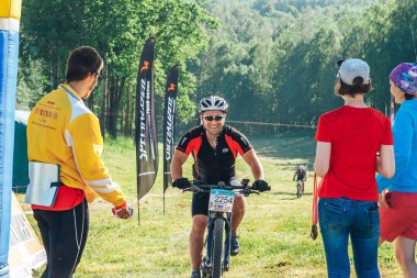 26-27 Mayıs 2018 Naliboki, Belarus Belarus amatör maratonu Naliboki Bir adam bisiklet sürüyor