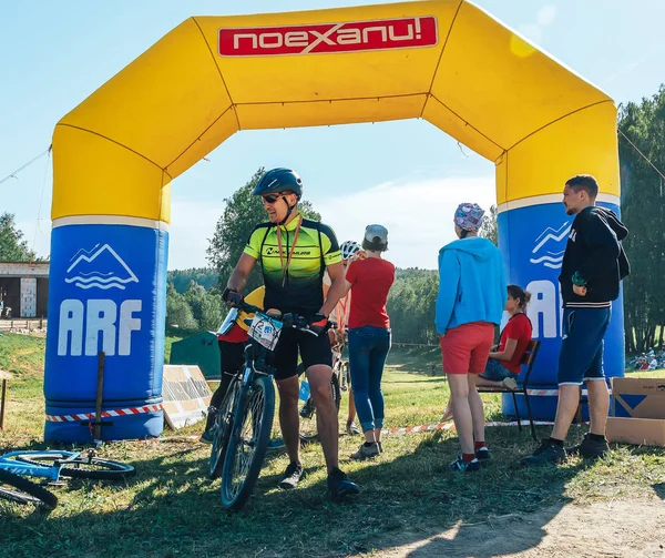 26-27 Mayıs 2018 Naliboki, Belarus Belarus amatör maratonu Naliboki Bir adam bisiklet sürüyor