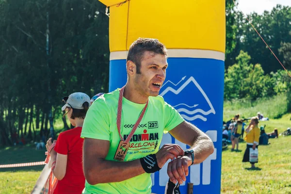 May 26-27, 2018 Naliboki,Belarus All-Belarusian amateur marathon Naliboki A man is riding a bicycle on the road — Stock Photo, Image