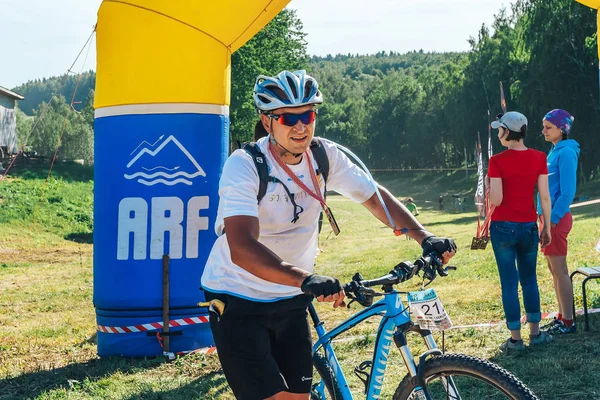 26-27 Mayıs 2018 Naliboki, Belarus Belarus amatör maratonu Naliboki Bir adam bisiklet sürüyor