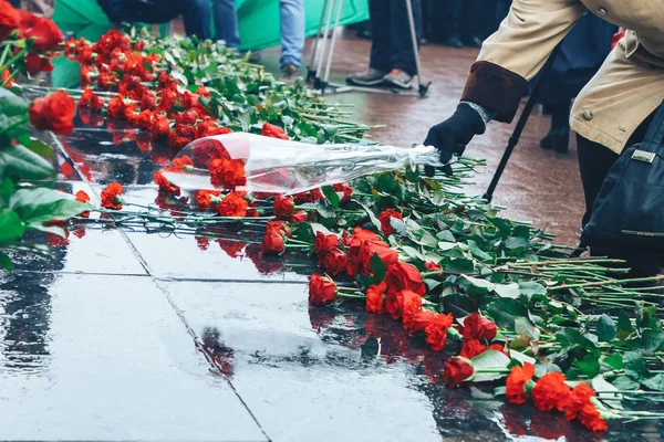 People lay flowers at the Lenin monument on the square — Stock Photo, Image