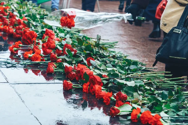 La gente pone flores en el monumento de Lenin en la plaza — Foto de Stock