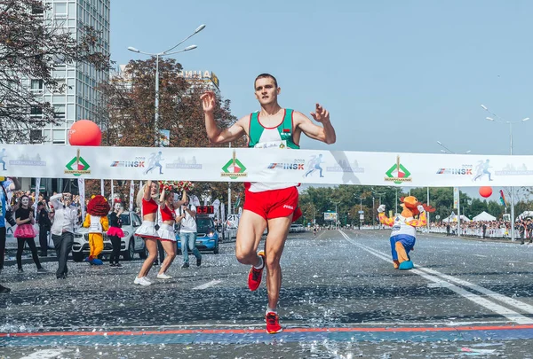 2018年9月9日 明斯克白俄罗斯半程马拉松明斯克2018男子跑在路上 并完成第一 — 图库照片