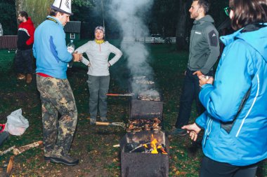 29 Eylül 2018 Belarus'un görüş alanında Minsk Belarus Quest Bir grup insan barbekü ile bir ateş etrafında duran