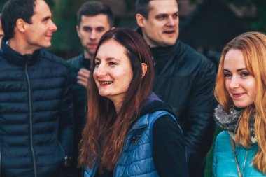 29 Eylül 2018 Minsk Belarus Quest Beyaz Rusya'nın turistik yerlerine ödül öncesi ormanın yanındaki parkta duruyor.