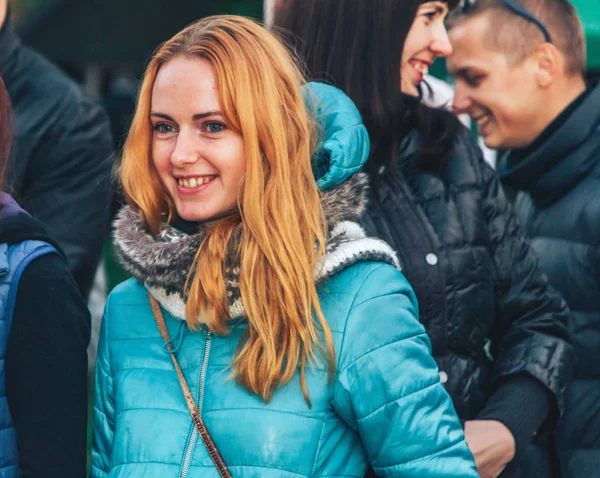 29 Eylül 2018 Minsk Belarus Quest Beyaz Rusya'nın turistik yerlerine ödül öncesi ormanın yanındaki parkta duruyor.