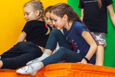 9 Şubat 2019 Trambolin salonunda Minsk Belarus Eğitimi Küçük kızlar spor salonunda oturun