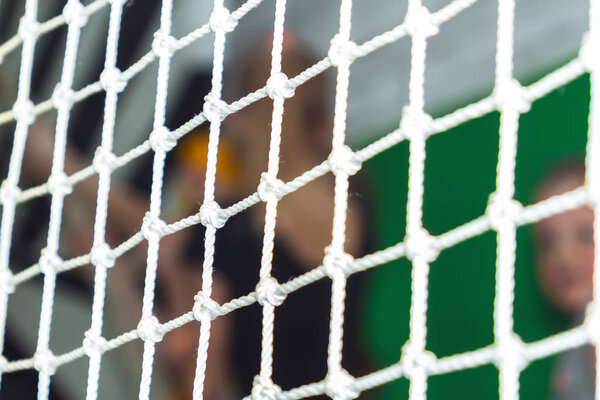 Маленькие девочки стоят в спортзале
