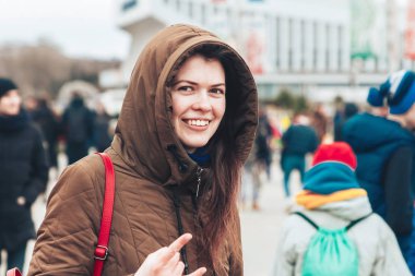 23 Şubat 2019 Minsk Belarus 23 Şubat'ta tatil onuruna yarış kadın sokakta insanlar arasında bir işaret gösterir