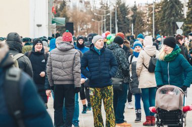 23 Şubat 2019 Minsk Belarus 23 Şubat'ta tatil onuruna yarış İnsanlar tatilde sokakta yürüyor