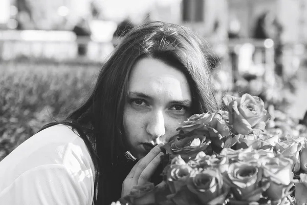 2019年3月8日 ミンスクベラルーシ女性デーレース 3月8日 女の子は広場の花の近くに立つ — ストック写真