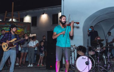 1 Eylül 2018 Minsk Beyaz Rusya sokak şenlikleri akşam şehrin bir adam bir keman ile insanların önünde sokakta oynuyor