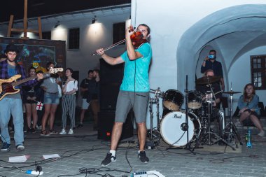 1 Eylül 2018 Minsk Beyaz Rusya sokak şenlikleri akşam şehrin bir adam bir keman ile insanların önünde sokakta oynuyor