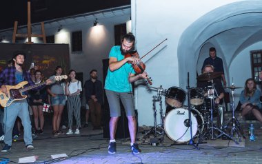 1 Eylül 2018 Minsk Beyaz Rusya sokak şenlikleri akşam şehrin bir adam bir keman ile insanların önünde sokakta oynuyor