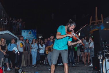 1 Eylül 2018 Minsk Beyaz Rusya sokak şenlikleri akşam şehrin bir adam bir keman ile insanların önünde sokakta oynuyor