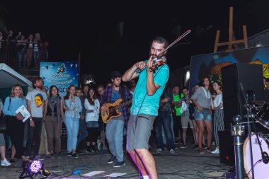 1 Eylül 2018 Minsk Beyaz Rusya sokak şenlikleri akşam şehrin bir adam bir keman ile insanların önünde sokakta oynuyor