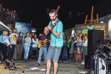 1 Eylül 2018 Minsk Beyaz Rusya sokak şenlikleri akşam şehrin bir adam bir keman ile insanların önünde sokakta oynuyor