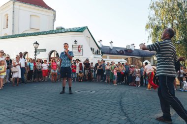 4 Ağustos 2018 Akşam kentte sokak şenlikleri Mikrofonlu bir adam sokakta ki insanların önünde duruyor