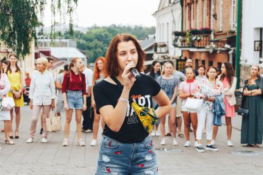 21 Temmuz 2018, Minsk, Beyaz Rusya Street yürüyüş kadın bir mikrofon ile bir sokak konserde söylüyor