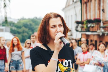 21 Temmuz 2018, Minsk, Beyaz Rusya Street yürüyüş kadın bir mikrofon ile bir sokak konserde söylüyor